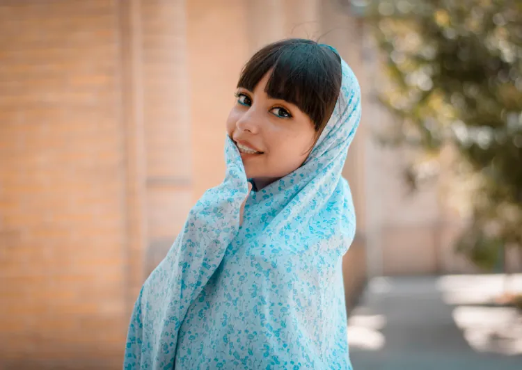 دختر جوان ایرانی با چادر آبی